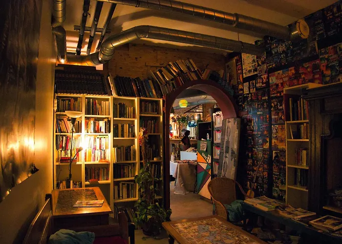 Le Flaneur GuesthouseHostel